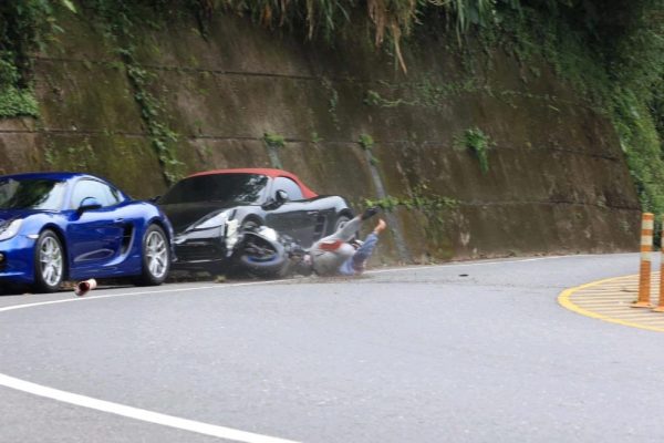 機車跑山壓車過彎打滑撞上保時捷