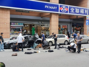 台中市刑大偵七隊今天（21日）下午追捕槍砲嫌犯，在西屯區1家全聯超市前發現嫌犯蹤跡，嫌犯企圖駕車衝撞警車逃逸，被警方開槍擊中輪胎，
