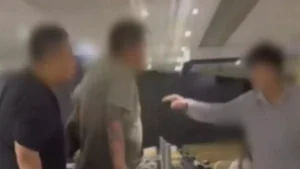 壽司店全武行！刺青男不滿被瞪嗆「你看起來像茶碗蒸」 火爆影片瘋傳