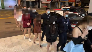 嫖客「連結中」遇警上門好掃「性」　中壢警破大型應召站！10應召女和7嫖客就逮