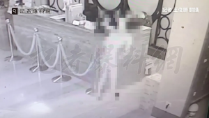 酒醉少年社區大廳突失控　「男」言之隱！褪衣打手槍嚇壞男保全